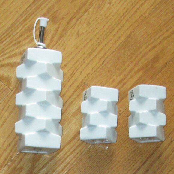 Set of salt and pepper shakers and vinegar bottle - Picture 2 of 3